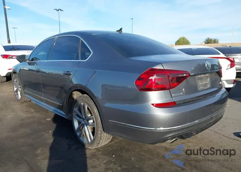 2017 Volkswagen Passat 1.8T R-Line z USA, uszkodzony, nr VIN 1VWDT7A35HC076492